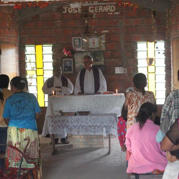 Bischof Alfert feiert Gottesdienst in einer Indigenagemeinde