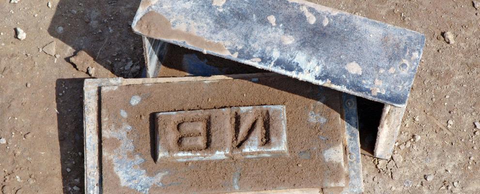 Eine Metallform um Ziegel zu formen