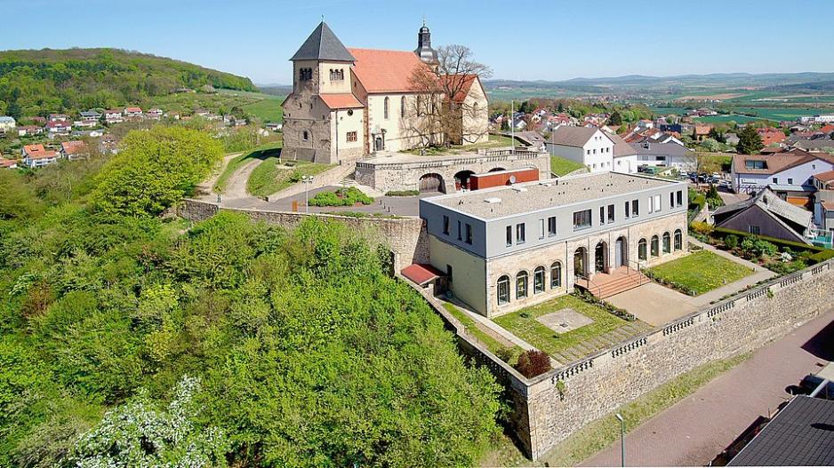 KIrche St. Peter in Petersberg bei Fulda Bild der Kirche St Peter in Petersberg bei Fulda. Hier wurde die hl. Lioba beigesetzt. Im Vordergrund sieht man die Cella St. Lioba, die von Benediktinerinnen bewohnt wird