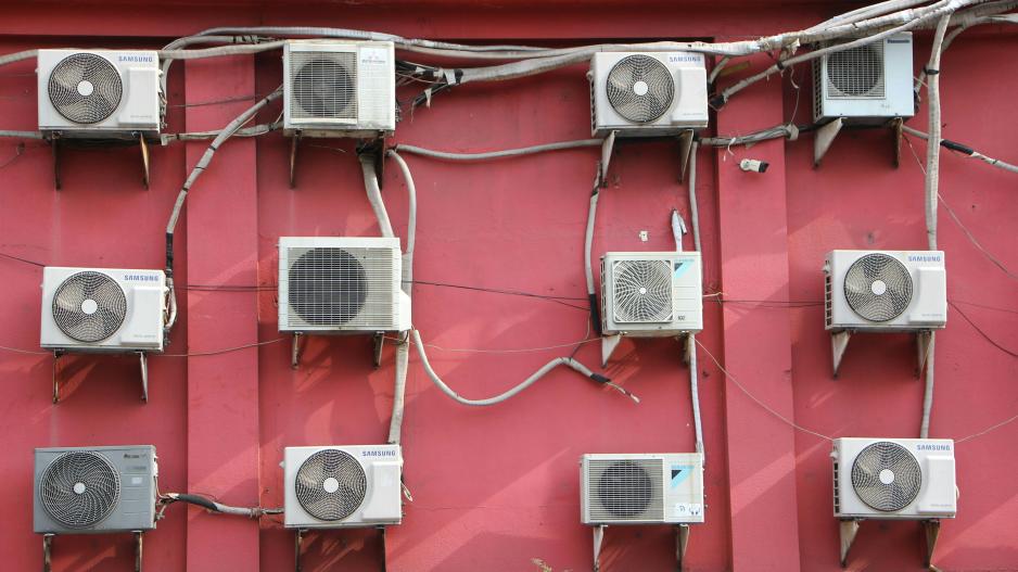 Klimanlagen-Inverter an einer Hauswand